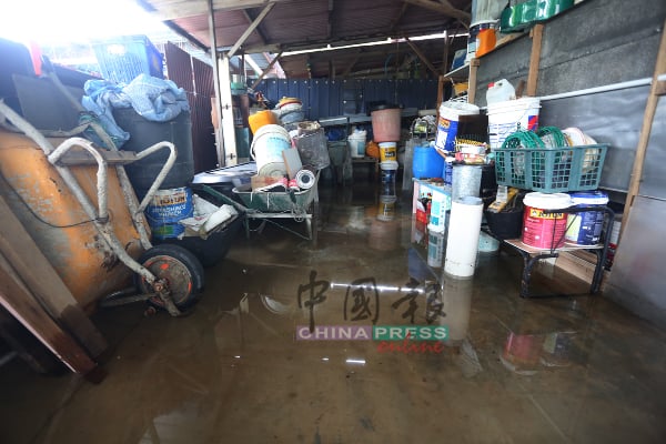 三芭弄居民将货物垫高，避免被雨水浸坏。