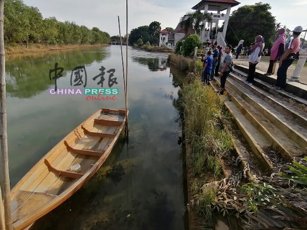 民众在河岸上欣赏被形容为大马版“九寨沟”或“马尔代夫”的吉双河。