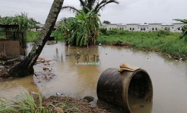 一场豪雨，甘榜葛东拉浪14户住家淹水，村民屋后的排水沟满溢。