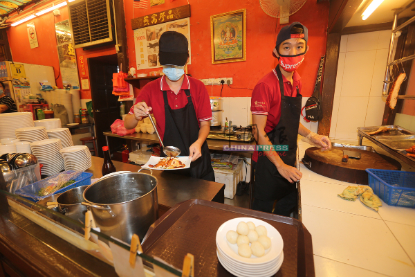 旅游景区的古城鸡饭粒餐馆，对抗疫仍不松懈，强制员工必须戴口罩工作。