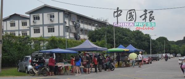 甲市最大型的甘榜拉班夜市，周二晚仅有数摊小贩在摆摊。