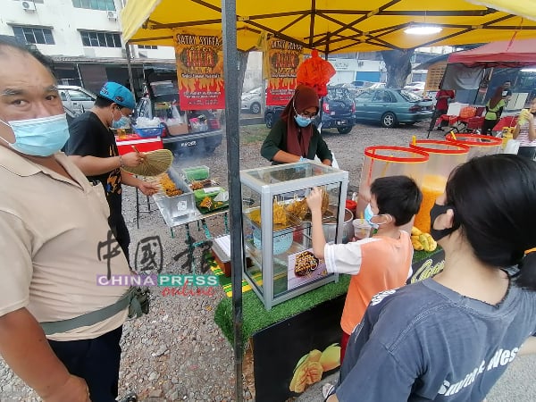 一些民众前来夜市购买食物。