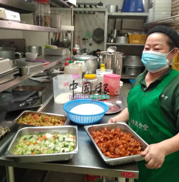 食堂阿姨每天都会准备荤素两种饭菜，并送上课室让学生享用。