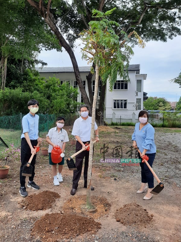 3代校友、学生与校长主持种树计划，右起为黄雪莱校长、史进福、余建运及张子轩。