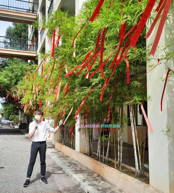 主持人刘楷凡老师读出部分学生挂在校园的祝福纸条。