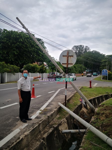 林祥和展示摇摇欲坠的电话柱，对公路使用者姓名安全构成威胁。