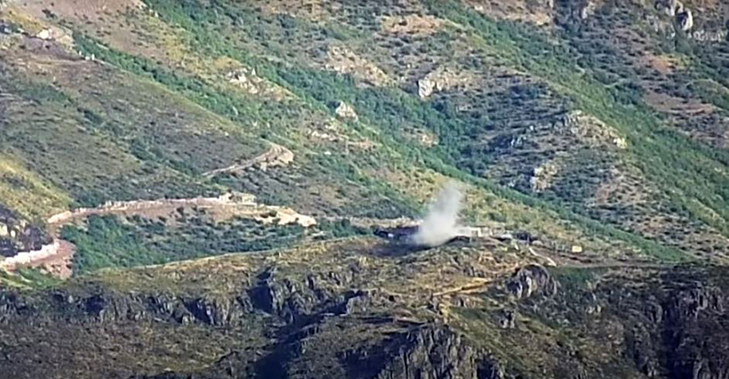 亚美尼亚国防部官方网站提供的照片显示，阿塞拜疆和亚美尼亚边境周二出现战火迹象，冒出浓烟。（法新社）