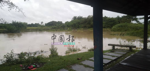 牙力镇的草原被水流淹没，犹如小湖。