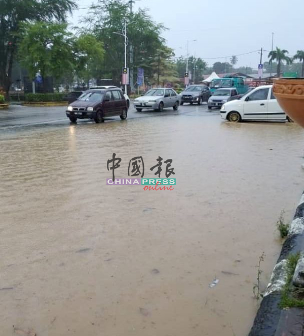 亚罗牙也马来剑广场前路段一半道路被水淹及，交通大乱。