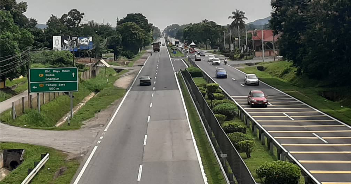 拿坡南北大道车流量减少，尤其朝往樟仑方向警方设置路障进行调查。