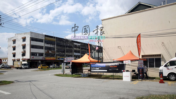 马电讯在芙蓉启华小学入口处路边设立临时服务柜台，供沉香区居民申请成为无线网络用户。
