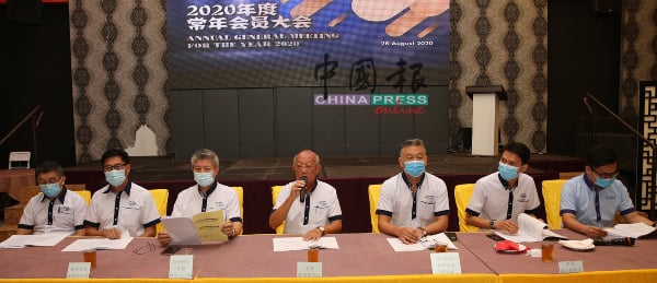 马六甲五金机械建材磁商联合会举行2020年度会员大会。右起刘胜琨、黄志勤、曾年梁、苏德招、林国安、刘金裕及林振宝。