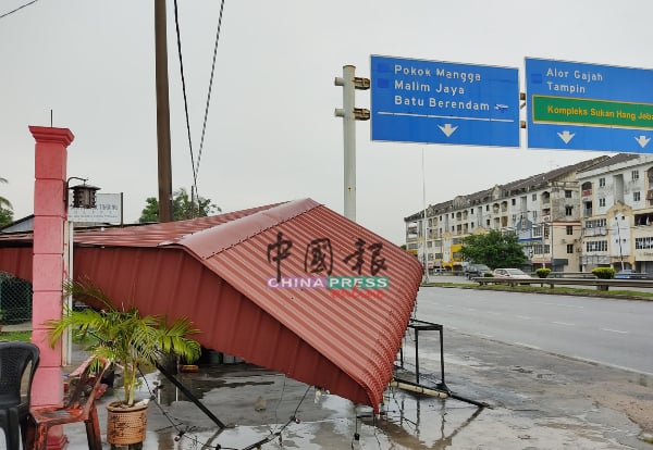 郑木霖在躲雨时望向高架天桥，目睹类似龙卷风般的狂风吹来。