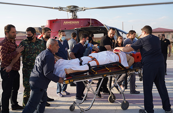 亚美尼亚军人受伤，被紧急送医。（欧新社）