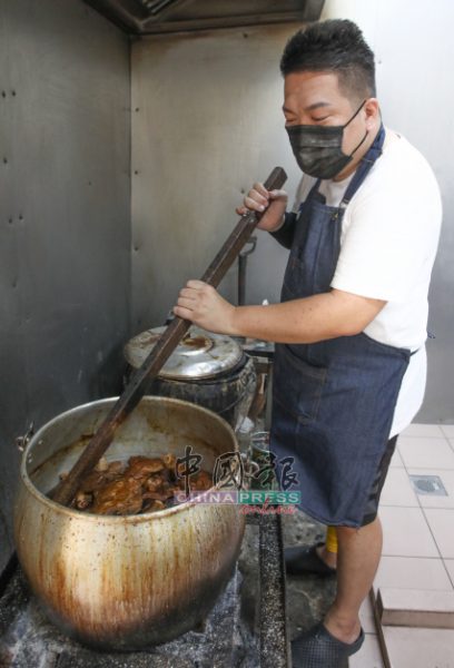 餐馆的厨房有三个炭炉，李进得煮肉骨茶时，每5～10分钟就要搅一次，他透露从父亲开始，他们就一直使用木棍来搅拌。