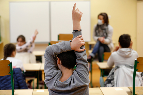 法国复课预计将有1300万名学童重返校园。