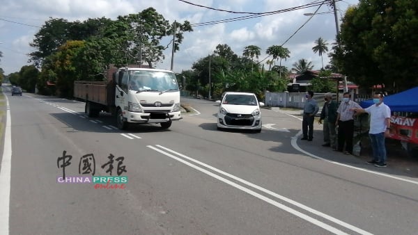 路口的道路窄小，又是双向道，车流量也高，车辆行驶至路口时，要出大路不易。