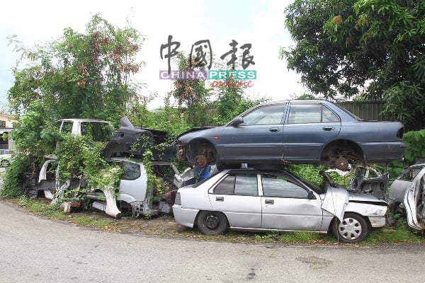 废车叠罗汉般堆积，一旦刮大风或倒塌，将不堪设想。