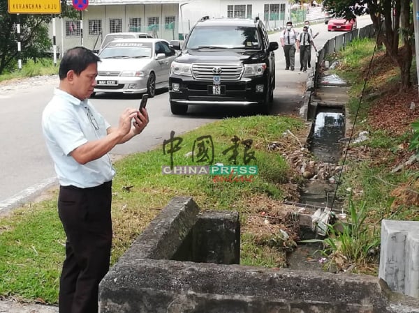 人行走道被泥土覆盖，学生必须冒险走在马路旁，对他们的性命安全构成威胁。