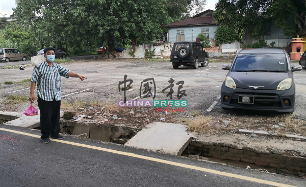 何寿松接获市民投诉，到场了解情况。