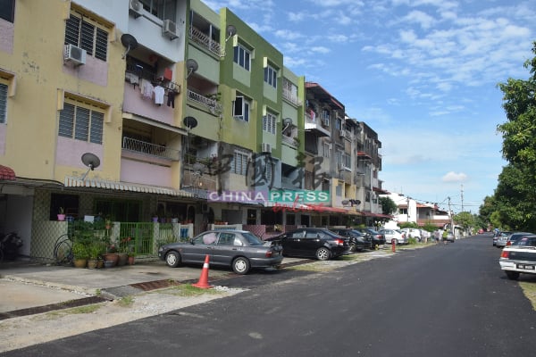 马六甲水务公司在甲市斯里峇章花园进行更换水管工程后，竟有不法之徒向居民索取“铺路费”。