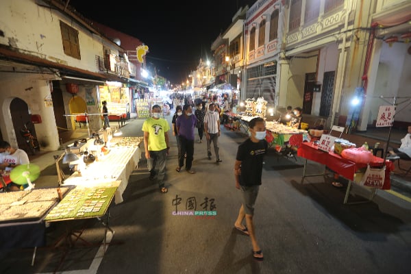 鸡场街夜市自6月份恢复营业以来，游客如潮，如今疫情急转直下，人潮也大量减少。