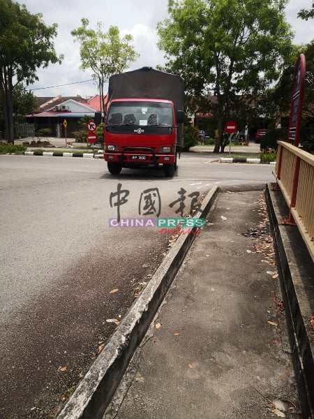 罗厘在狭窄的道路转弯进路口，撞毁路中安全岛。