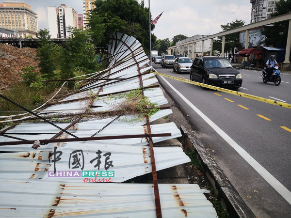 围篱倒塌时，所幸没有压伤人，否则后果不堪设想。