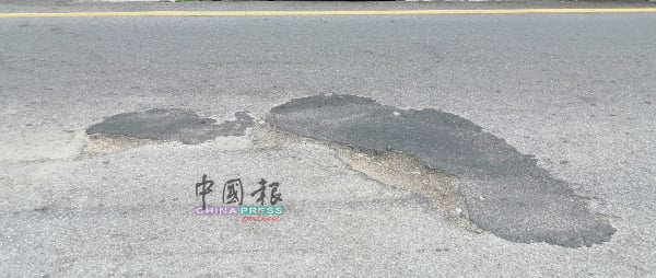 水管破裂，经过挖掘修补后，道路凹凸不平，对道路使用者构成安全的威胁。