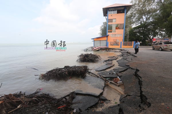 公主海滩道路因海蚀问题部分坍塌，周一大涨潮也造成该处淹水。