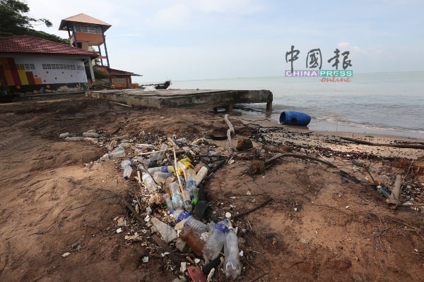 大量塑料垃圾被海浪冲上岸，制造环境问题。