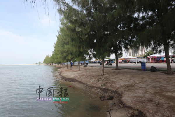 一马广场海滩的海水涨潮逼近道路。