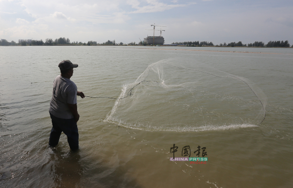 民众趁海水涨潮，在原为一马广场的“沙滩”捕鱼。