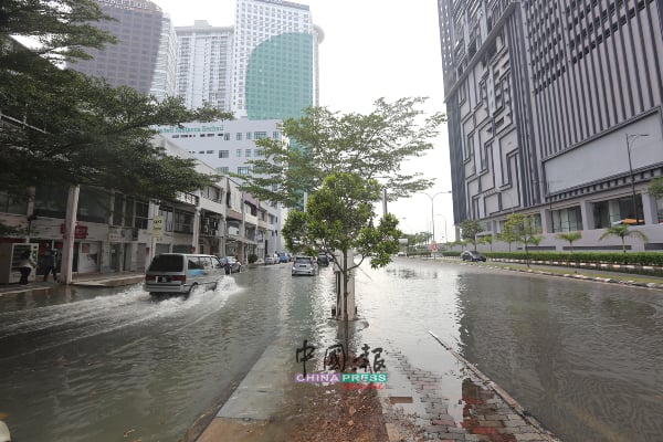 马六甲拉也地区周一上午二度遭大海潮侵袭，潮水淹及赛阿都阿兹路及马六甲拉也第8路。