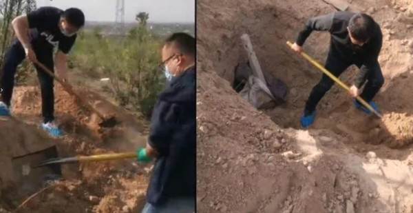 警员对墓坑进行挖掘。