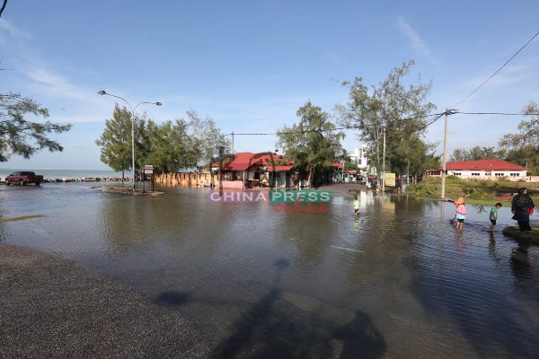 水晶湾，海水淹至路面，引发民众的关心。