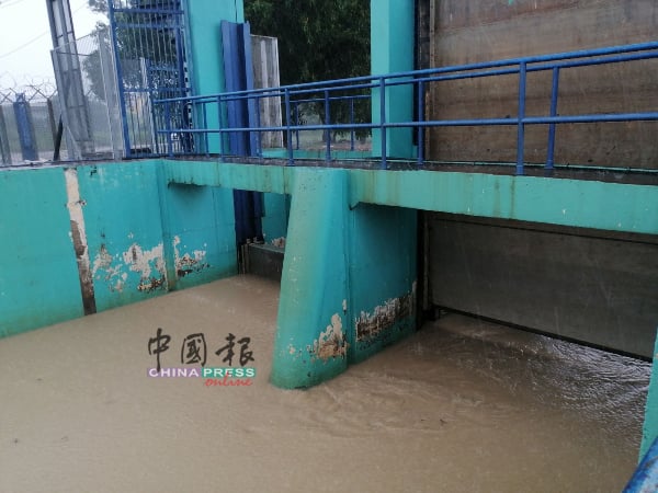 由于在河中的一方设有拦河坝，默迪卡水闸排水缓慢。