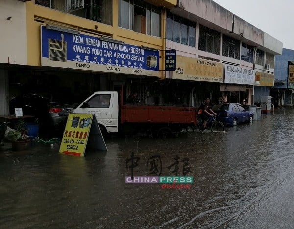 水淹进店里，影响了商家的作业。