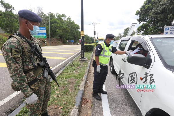 警察检查车主的跨州信件。