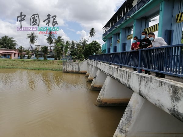 魏世德（右起）、纳西及艾占到吉里望水闸口，了解鳄鱼出没的情况。