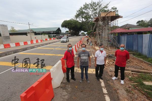 刘誌俍（左2）在接获民众反映后，与李祥生（左起）、陈劲源及康福财，实地了解人行天桥工程的进度。