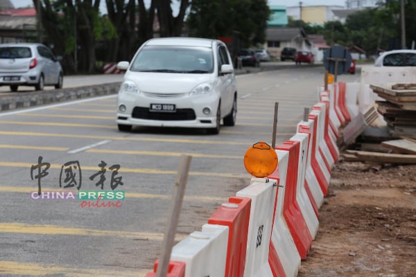 警示灯已失灵，尤其晚上行驶时灯光弱，威胁道路使用者的安全。