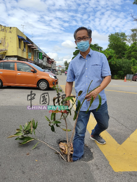 刘誌俍尝试将脚伸入路洞，发现路洞足有逾尺深。