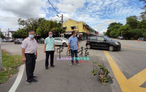 出现洞口的路段，交通十分繁忙，右起为刘誌俍、李祥生及陈劲源。