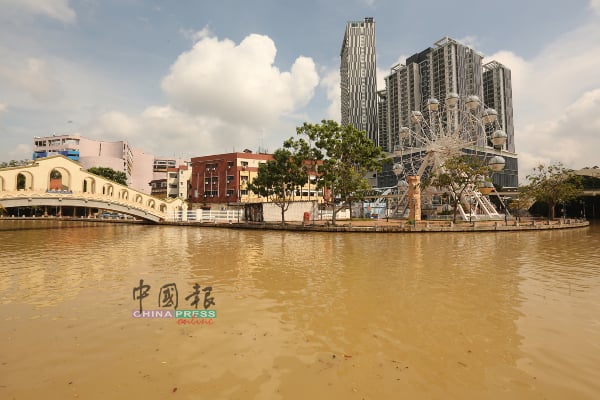 近日的马六甲降雨频密，导致甲河受污染严重。