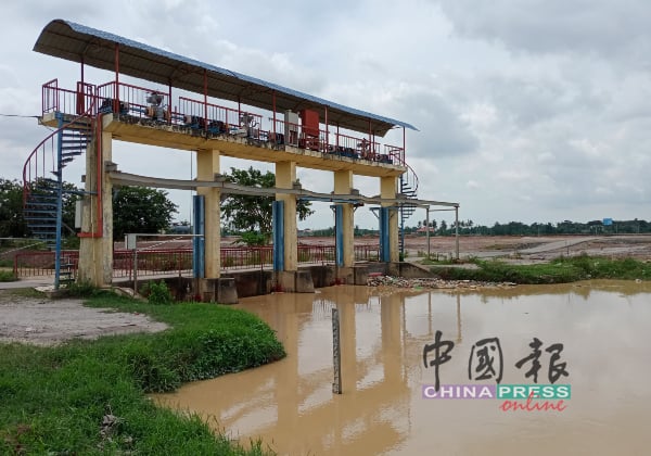 江沙水闸只开一个闸门排水，不过另3个未开的闸门，河水已泛滥往下游排去。