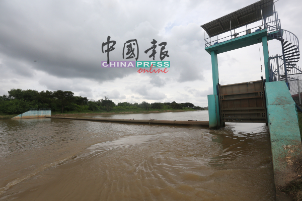 近期的马六甲上游地区频密降雨，以致甲河水流川流不息，甚至高涨淹没附近的住宅区。