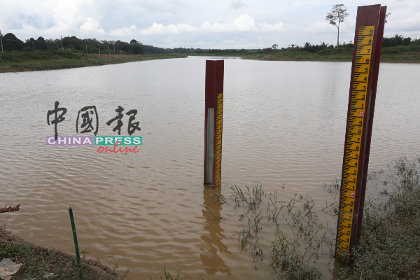 甲州各个水闸附近，都会有放置水位测量度，以记录当前的河水水位。