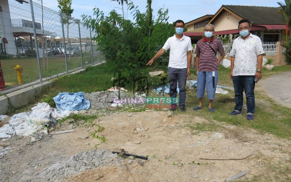 建築廢料丟棄在住宅區空地，衍生衛生問題，左起李翰霖、李秉德及鄭詩傑。