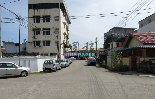 從住宅區出大路的道路兩旁，經常有車輛停泊，道路變窄，居民出入也不便。